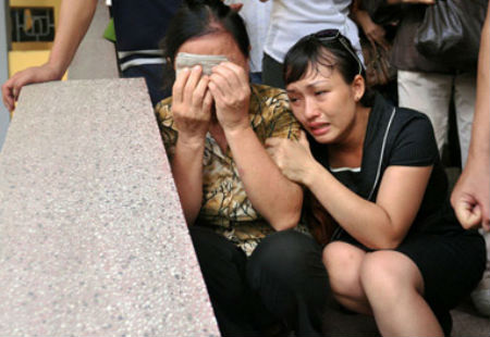 Mẹ và em gái của Nguyễn Đức Nghĩa khóc như mưa khi Tòa nghị án.