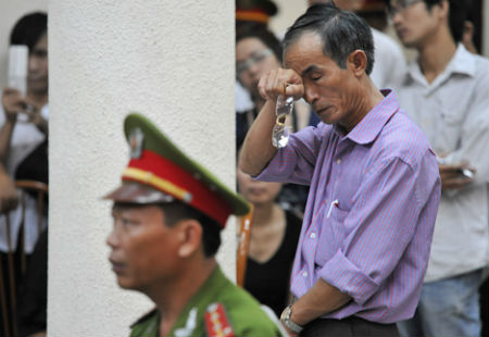 Bố nạn nhân Nguyễn Phương Linh nén đau thương nghe tòa tuyên án