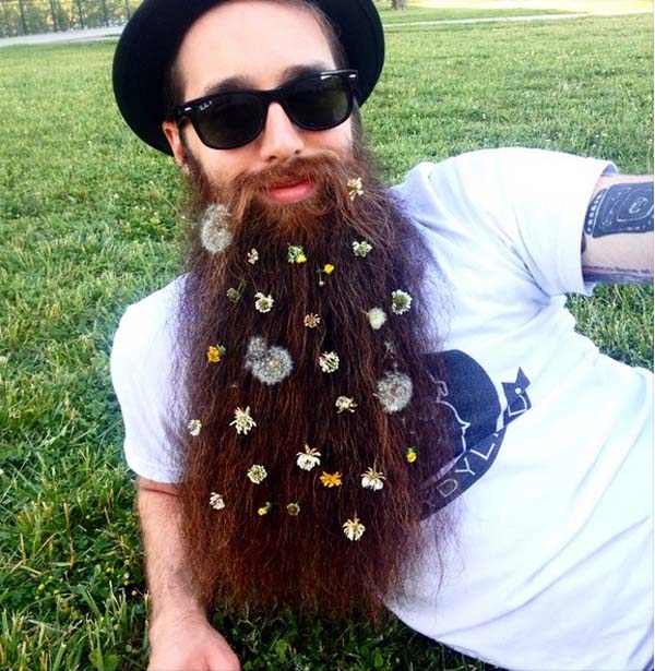 Rất nhiều người hài lòng với bộ râu được trang trí hoa độc đáo.