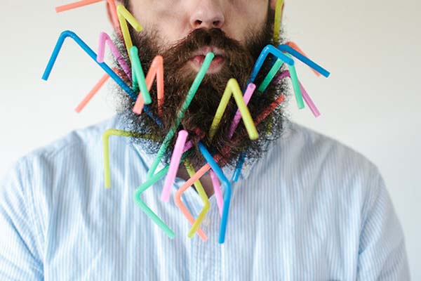 Một bộ râu độc đáo được trang trí bằng... ống hút.