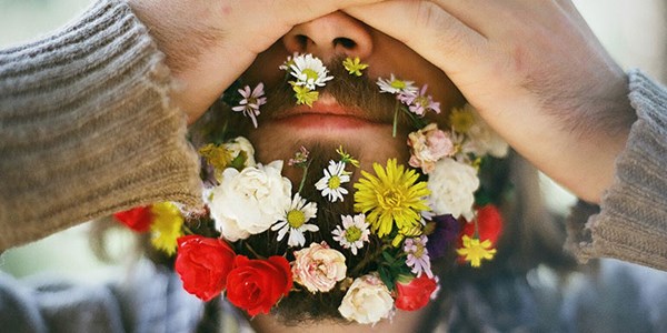 Trào lưu lan ra mạnh mẽ trong phái mạnh. Rất nhiều bức ảnh được đánh dấu hashtag với dòng chữ "flower beards" để hưởng ứng trào lưu này trên Instagram.
