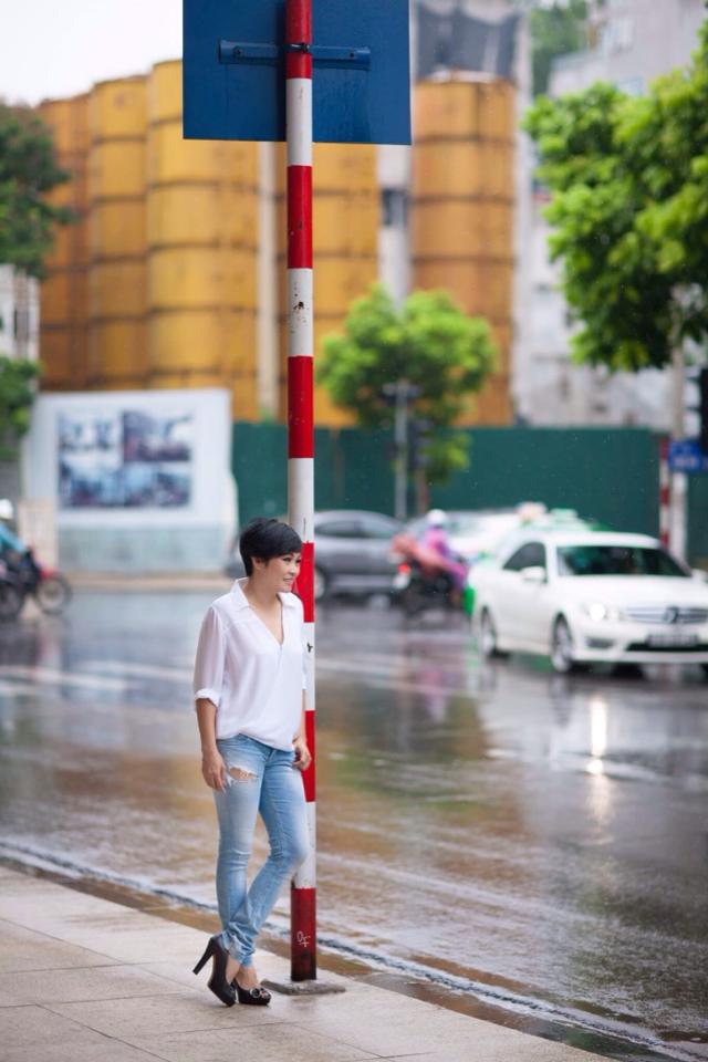 Một người bạn của Phương Thanh, khoe bức ảnh cô dựa vào cột biển báo đường giao thông đầy suy tư.
