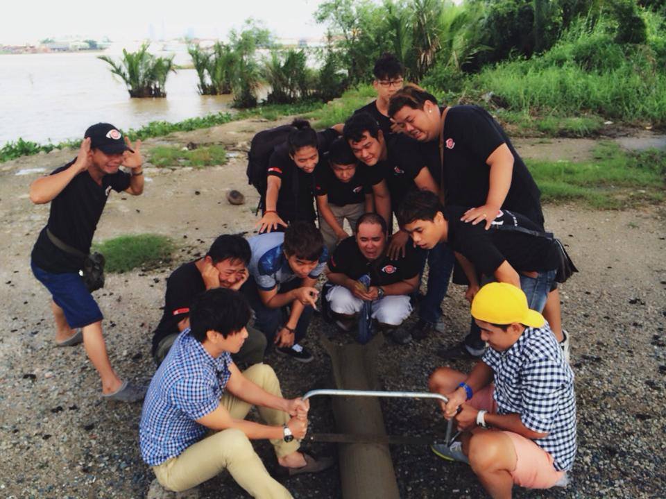 Lý Hải cùng ê kíp quay MV mới liều mình với trò chơi "cưa bom" bên bờ sông Sài Gòn.