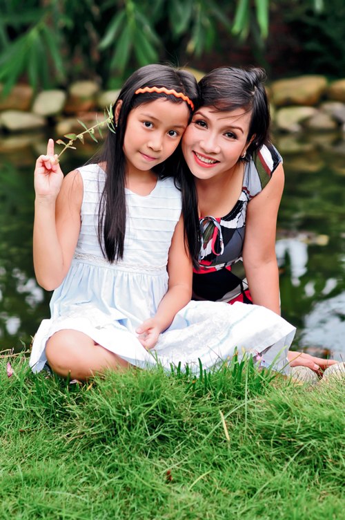 Khoảnh khắc ngọt ngào của mẹ Mỹ Linh và cô con gái út.