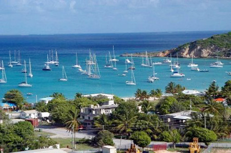 Anguilla là nơi xa lánh chốn ồn ào đám đông tuyệt vời nhất. Những ngôi sao điện ảnh nổi tiếng thế giới như Brad Pitt và Jennifer chọn nơi này làm chốn lui tới nghỉ dưỡng vào mùa hè.