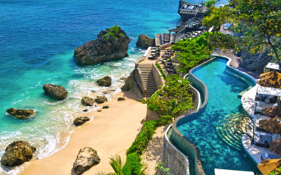 Nằm ở Indonesia, hòn đảo Bali được ví như thiên đường hạ giới với cảnh thiên nhiên xanh mướt và những bãi tắm đẹp xuất sắc.