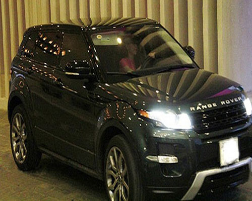 Tháng 7/2012, Hồ Ngọc Hà chi 3 tỉ đồng sắm một chiếc Range Rover Evoque. Chiếc Range Rover Evoque là mẫu SUV sành điệu của hãng xe Anh có trị giá trên 3 tỷ đồng.