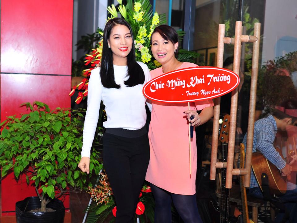 Trương Ngọc Ánh tới chúc mừng cựu người mẫu Ngọc Anh mở thêm quán cà phê mới.
