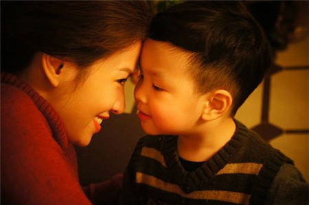 Hình ảnh ngọt ngào của Đan Lê bên con trai đầu Khai Minh.