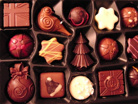 Chocolate đen. Theo nghiên cứu ở Đại học Copenhagen, chocolate không gây hại cho việc giảm cân, ngược lại nó chứa nhiều chất giúp bạn cảm thấy no lâu hơn và làm chậm quá trình tiêu hóa.