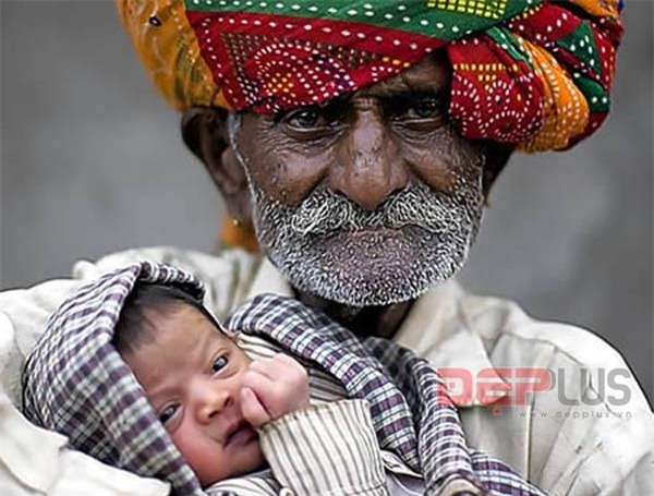 Người đàn ông làm cha già nhất thế giớiNgười đàn ông này có 21 đứa con và đứa út được sinh ra năm ông 90 tuổi. Nanu Ram Jogi, một người nông dân tại Ấn Độ có 4 đời vợ và mong muốn có càng nhiều con càng tốt. Nanu cho biết, ông thích nhiều con và sẽ tiếp tục có con cho đến năm 100 tuổi.