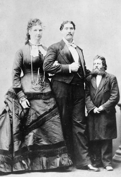 “Cô bé” khủng nhất thế giới“Cô bé”khủng nhất thế giới thuộc về người phụ nữ Scotland , Anna Swan (1846 – 1888). Lúc sinh ra, Anna có kích thước bình thường nhưng những đứa trẻ khác. Tuy nhiên, cô bắt đầu phát triển với tốc độ chóng mặt trong thời kỳ niên thiếu. Đến năm 19 tuổi, Anna đã cao 234 cm.Năm 1872, cô kết hôn với người đàn ông khổng lồ, đại úy Martin Bates, cao 213 cm. Đến nay, họ vẫn giữ kỷ lục cặp đôi cao nhất thế giới. Ngày 18 tháng 6 năm 1879, Anna đã sinh hạ em bé lớn nhất trong lịch sử nhân loại. Em bé nặng tứi 11,8 kg. Qua chu vi vòng đầu của em bé, các nhà khoa học đã tính toàn và kết luận “cô bé” của Anna có thể lớn đến 15 cm.