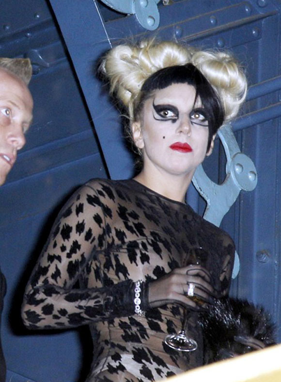 Kiểu trang điểm của Lady Gaga có thể khiến nhiều người đau tim.