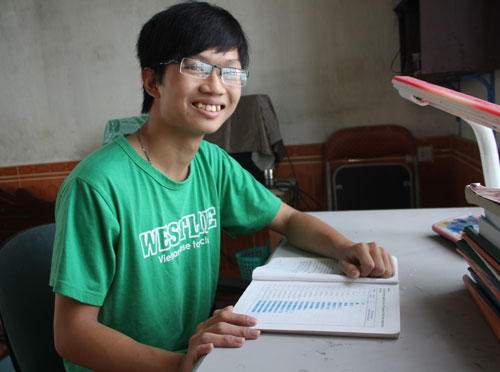 Chàng trai răng khểnh Phạm Đức Toàn (Tp Vinh, Nghệ An) là thủ khoa Đại học Ngoại thương với tổng điểm 29,5.