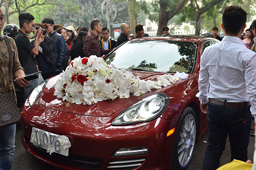 Trong ngày cưới của mình, giọng ca "Tìm lại bầu trời" đã mạnh tay đưa chiếc xe Porsche Panamera 10 tỷ đi đón dâu.