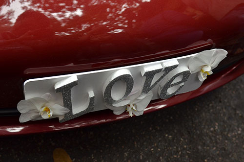 Phía trước đầu xe là biển chữ Love (Tình yêu) có gắn hoa lan lãng mạn.