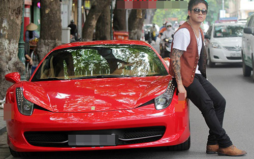 Năm 2012, người Hà Nội sững sờ khi thấy Tuấn Hưng lái chiếc Ferrari 458 Italiia trên phố. Chiếc siêu xe đến từ nước Ý làm người ta phải choáng váng.