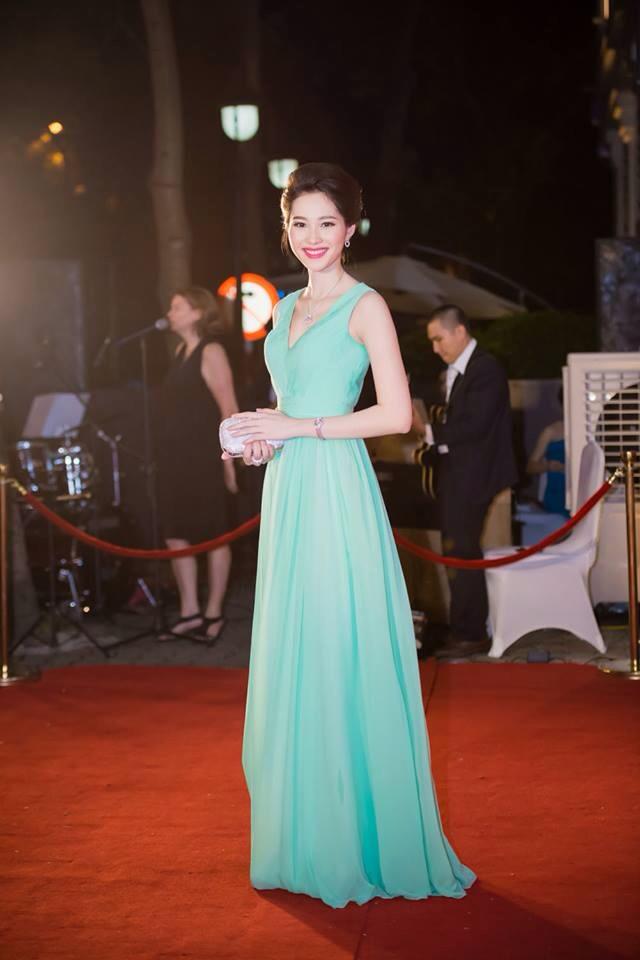 Hoa hậu Thu Thảo xuất hiện trong bộ đầm xanh rạng rỡ trong một sự kiện ở Thủ đô.
