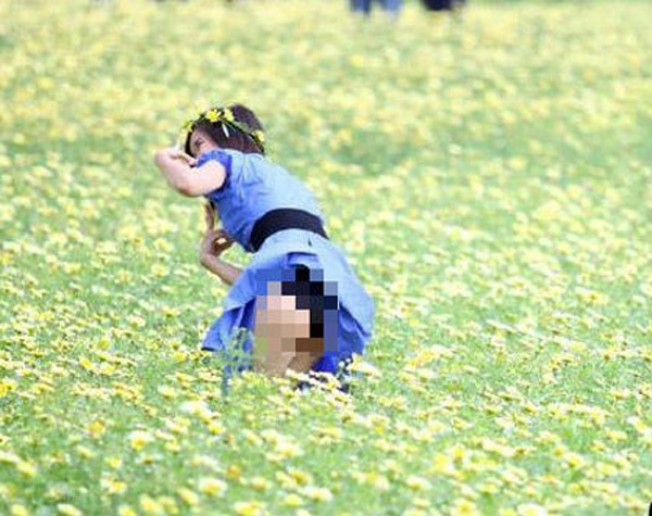 Hớ hênh trên cánh đồng hoa cải.