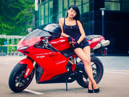 Cô nàng là Trần Phương Diễm, sinh năm 1996 điều khiển trên 10 loại môtô với các chủng loại, kiểu dáng khác nhau. Trong hình, cô đang cưỡi Ducati 1100 giá gần 1 tỷ đồng.
