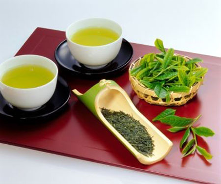 Trà. Trà là loại thức uống phổ biến và trà xanh đặc biệt có tác dụng cho sức khỏe, kháng ung thư vú  nhờ có chất chống oxy hóa polyphenol. Theo một cuộc khảo sát trê 181 phụ nữ Nhật Bản cho thấy nguy cơ mắc bệnh ung thư vú giảm đáng kể đối với những người dùng hơn một tách trà xanh mỗi ngày.