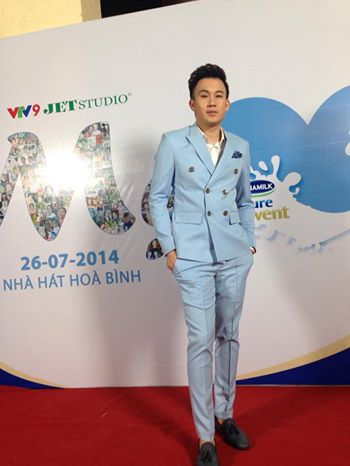 Dương Triệu Vũ điệu đà với bộ vest xanh lơ trước khi lên sân khấu biểu diễn.