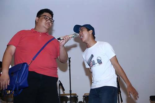 Hoài Lâm hát khá sung khi được Vương Khang cầm mic hộ.