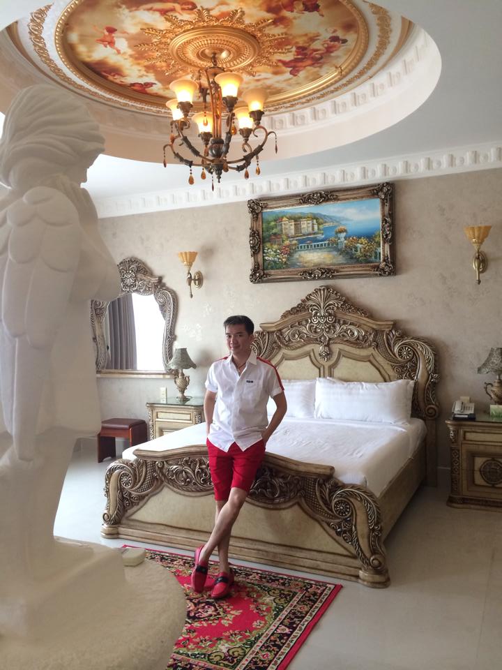 Mr. Đàm khoe căn phòng nghỉ trong khách sạn 5 sao đẳng cấp tại Nha Trang.