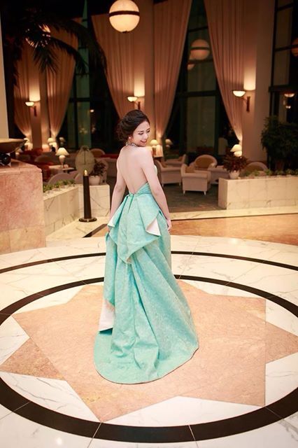 Hoa hậu Đặng Ngọc Hân khoe lưng trần trong chiếc váy xanh gợi cảm.