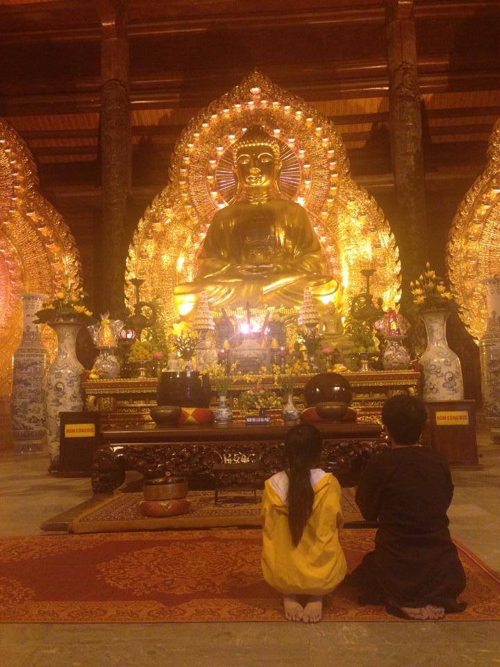 Phương Thanh lại khoe ảnh con gái từ phía sau khi hai mẹ con đi lễ Phật tại Chùa Bái Đính - Ninh Bình.