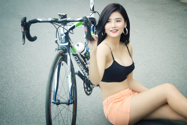 Người mẫu Kiều Anh tạo dáng gợi cảm bên chiếc xe đạp thể thao.