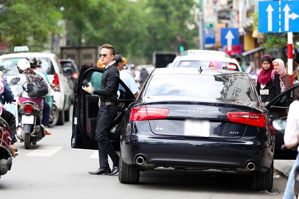Sau khi từ chối, ca sĩ Cao Thái Sơn đã tậu cho mình một chiếc Audi A6 2.0T, được biết giá trên thị trường của chiếc xe này là khoảng 3 tỷ.