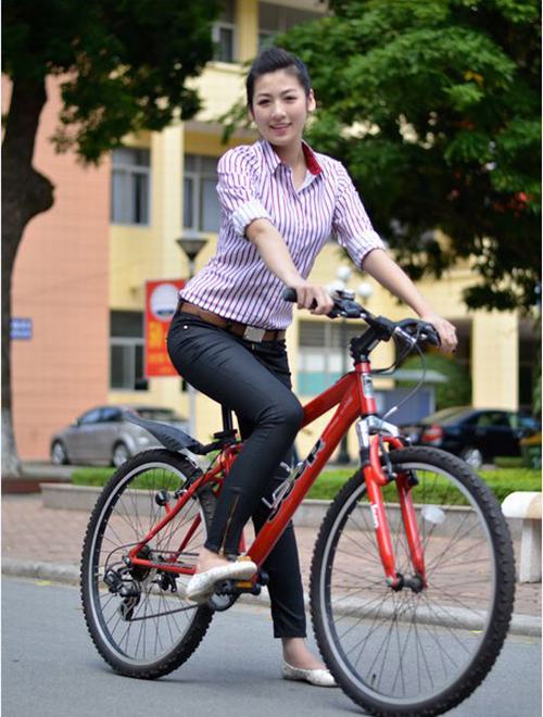 Á hậu Dương Tú Anh đi xe đạp thể thao tham gia các hoạt động cộng đồng.