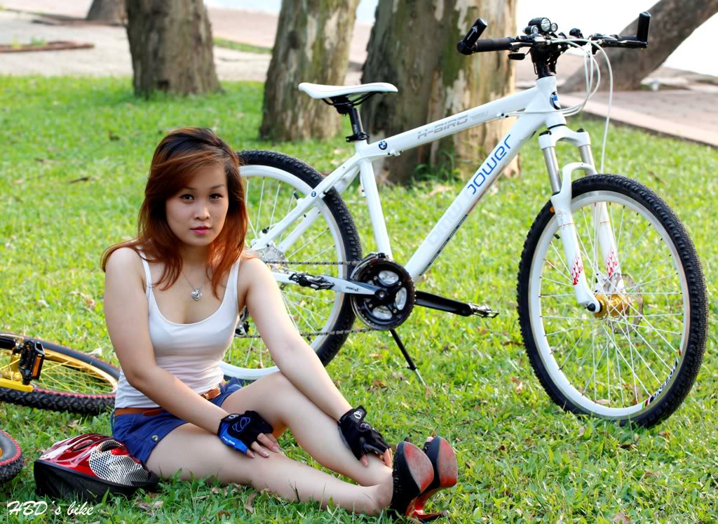 Xe đạp thể thao được nhiều mẫu teen lựa chọn làm đạo cụ tạo dáng.