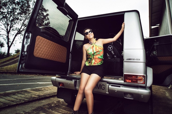 Nữ ca sỹ gợi cảm Thu Minh thể hiện sự cá tính và mạnh mẽ của mình bên chiếc siêu xe Mercedes-Benz G63 AMG có giá 7, 074 tỷ đồng.