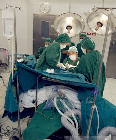 Các bác sĩ tập trung hết sức trong quá trình phẫu thuật.
