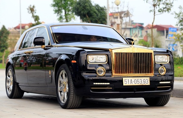 Chiếc Rolls-Royce Phantom mang biển số Sài Gòn nhưng hiện thuộc sở hữu của một đại gia kinh doanh bất động sản ở Hà Nội. Các chi tiết như mặt ca-lăng, miếng ốp cốp sau, nắp bình xăng, viền gương và một số điểm nhấn nội thất được mạ vàng 22K.
