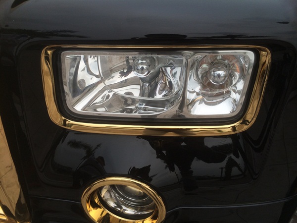 Phần viền vàng bao quanh đèn pha trước của xe được chế thêm. (Bản gốc không có)