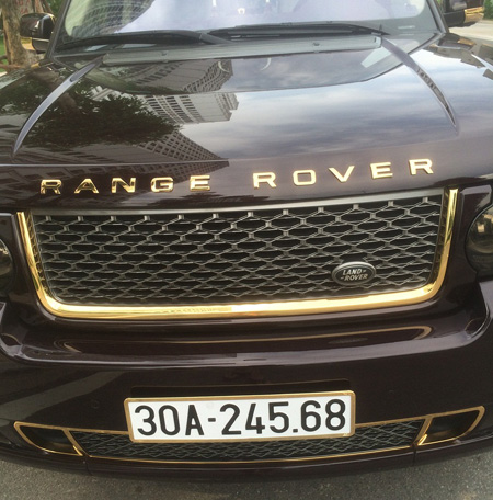 Chiếc Range Rover này nhập về đến Việt Nam tổng các chi phí lên đến gần 10 tỷ đồng, chưa bao gồm chi phí mạ vàng 24K.