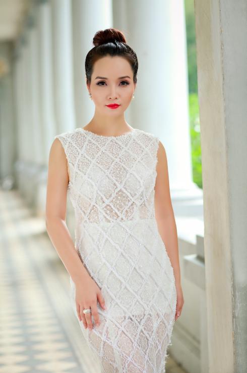 Diễn viên, doanh nhân Mai Thu Huyền trẻ trung trong bộ váy trắng tinh khôi.