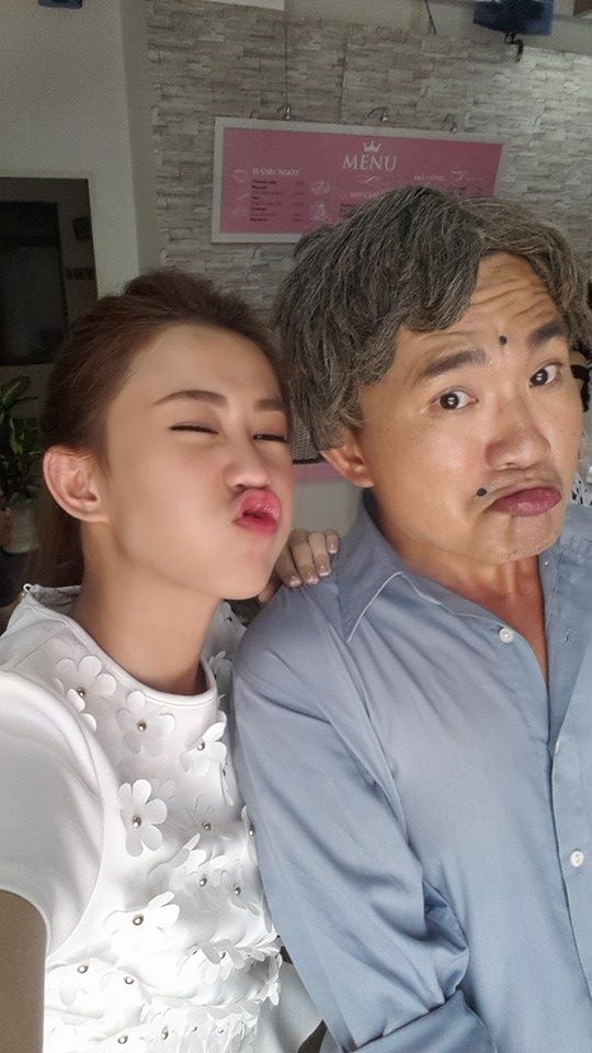 Hotgirl Ngọc Thảo và diễn viên hài Anh Vũ nhí nhố trong hậu trường phim sit com "Tiệm bánh Hoàng tử bé".