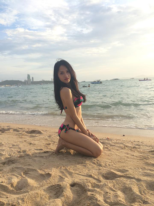Hương Giang Idol gợi cảm trên bãi biển trong kỳ nghỉ tại Thái Lan.