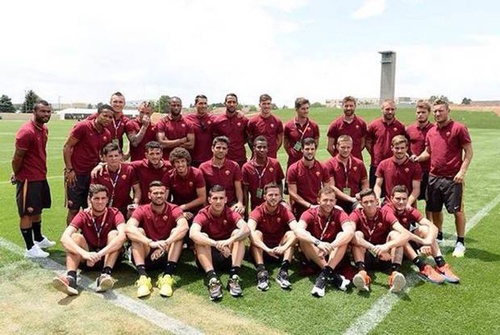 Bức ảnh nguyên bản của Ashley Cole bên những đồng đội mới ở câu lạc bộ AS Roma. Cũng từ bức ảnh này hàng loạt bức ảnh chế Ashley Cole... tự kỷ ra đời.