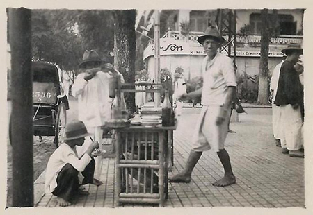 Một quầy bán hủ tiếu góc đường Lê Lợi – Nguyễn Trung Trực, Sài Gòn.