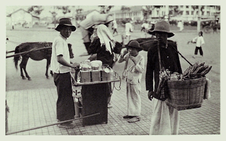 Người bán dạo trên bùng binh trước chợ Bến Thành, Sài Gòn.