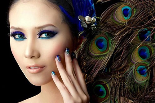 Trong các siêu mẫu Việt, Hoàng Yến là người khá "nghiện" kính áp tròng. Màu kính áp tròng của cô trong bức ảnh này cũng như cách trang điểm khá phù hợp với concept (định hướng) của tấm ảnh.
