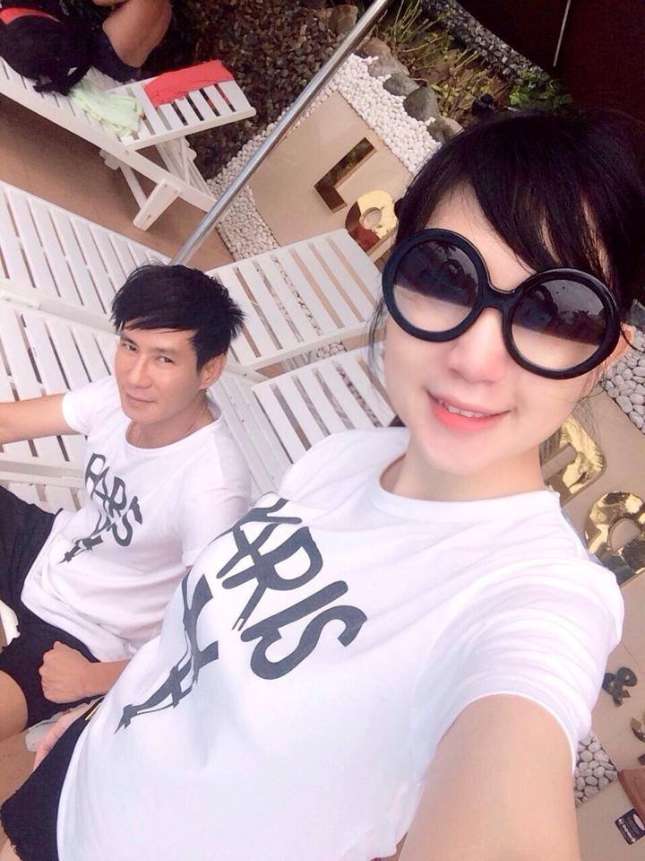 Vợ chồng Lý Hải đi nghỉ mát, bàm xã Minh Hà sành điệu với chiếc kính lạ mắt.