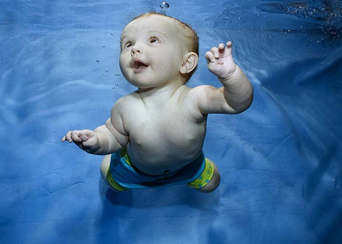Bẩm sinh trẻ đã có khả năng bơi.