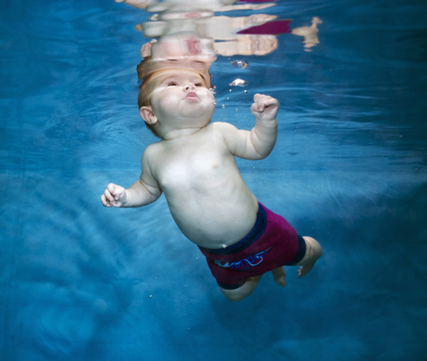 Không khó khăn để trẻ có thể học bơi.