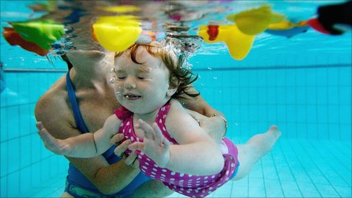 Phil Shaw, Giám đốc điều hành hồ bơi dành cho trẻ nhỏ ở Luân Đôn cho biết: “Sau chín tháng được cưu mang trong bụng mẹ (vốn là một môi trường nước), trẻ đã được chuẩn bị kỹ để bơi ra từ khi lọt lòng”.